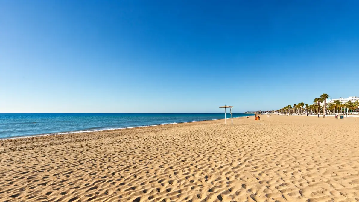 Imagen de una playa de Algeciras con servicios cerrados durante la Semana Santa.