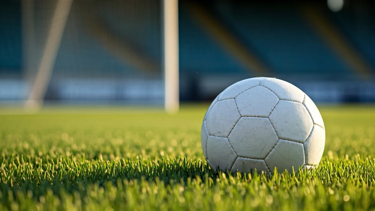 Imagen genérica de un balón de fútbol en un campo de césped