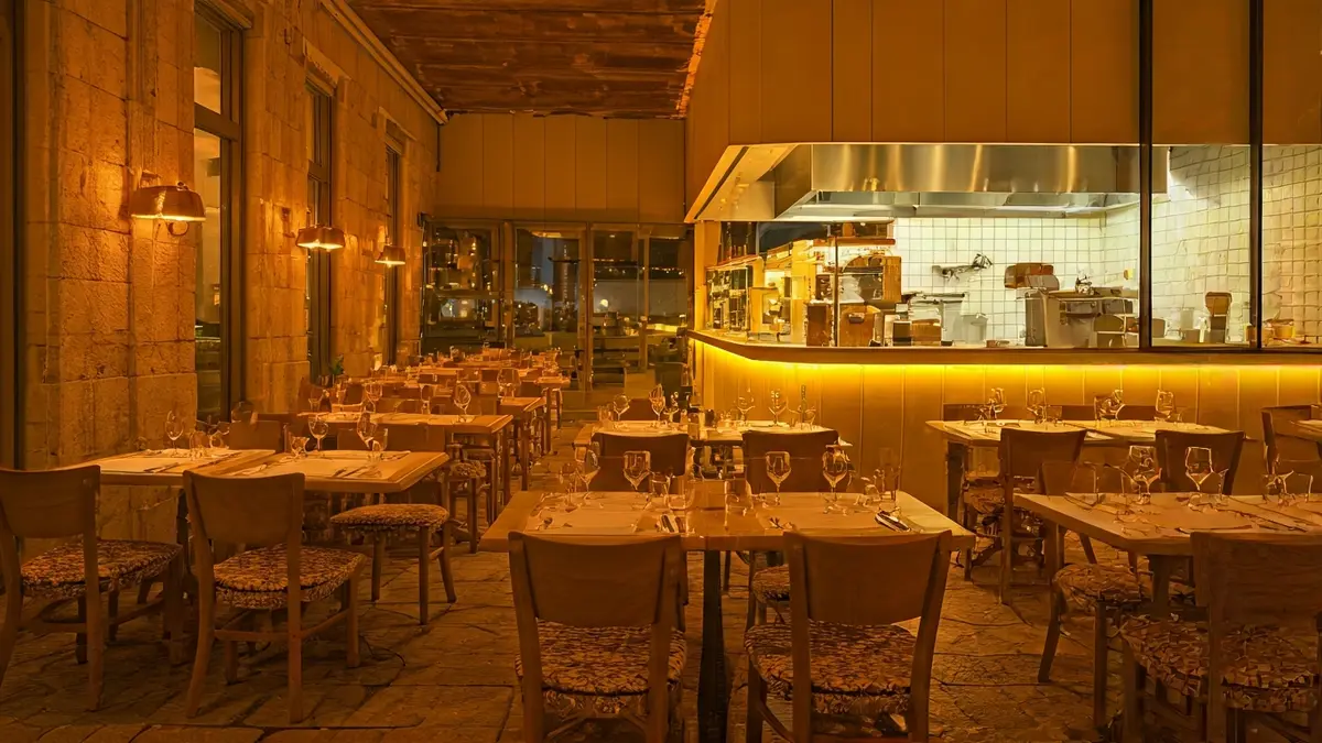 Interior de un restaurante moderno y elegante con iluminación cálida.