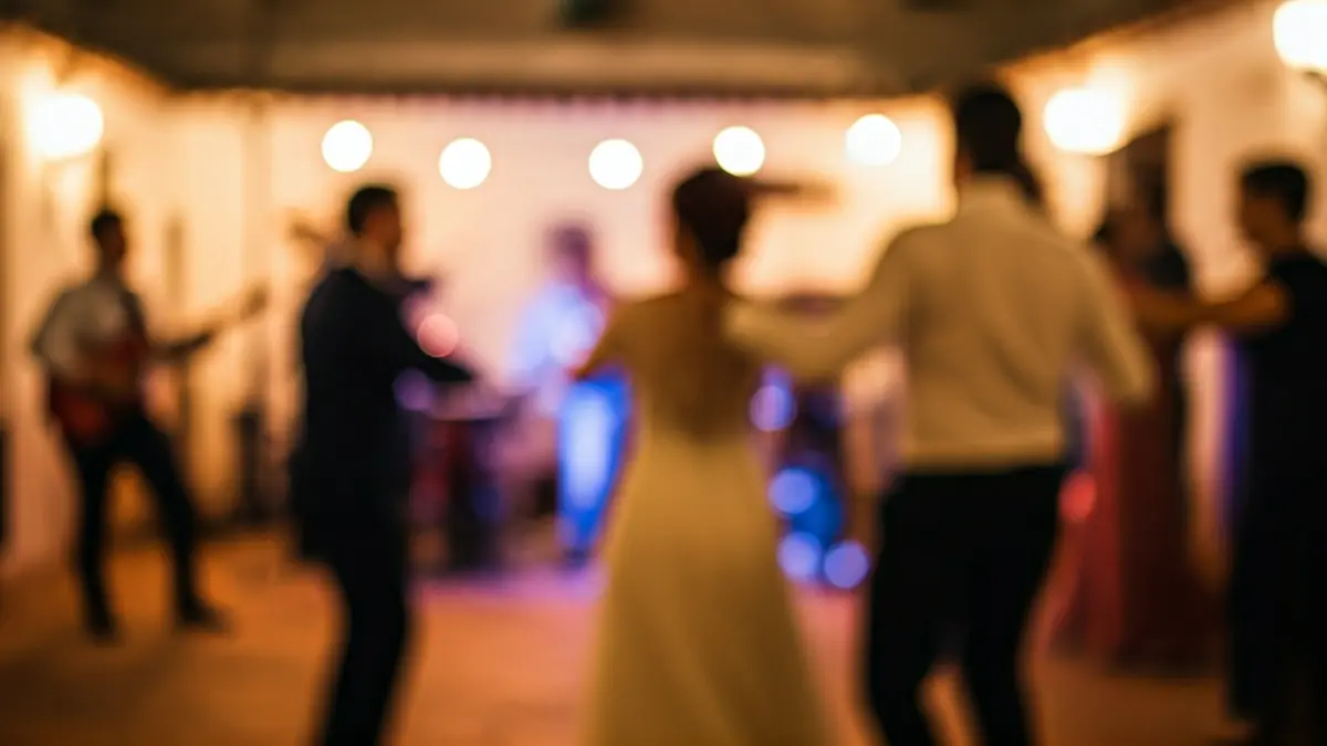 Imagen de una celebración de boda en un cortijo andaluz con gente bailando.