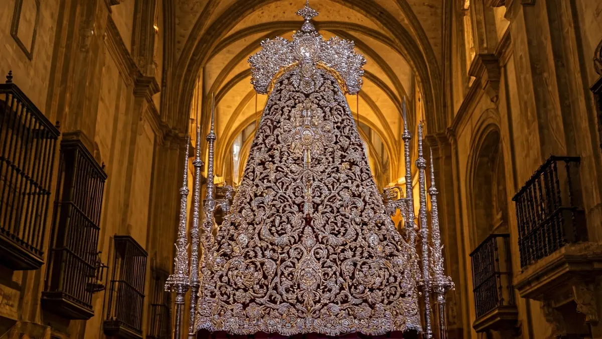 Imagen de un Simpecado de la Hermandad del Rocío de Sevilla Sur en el interior de una iglesia.