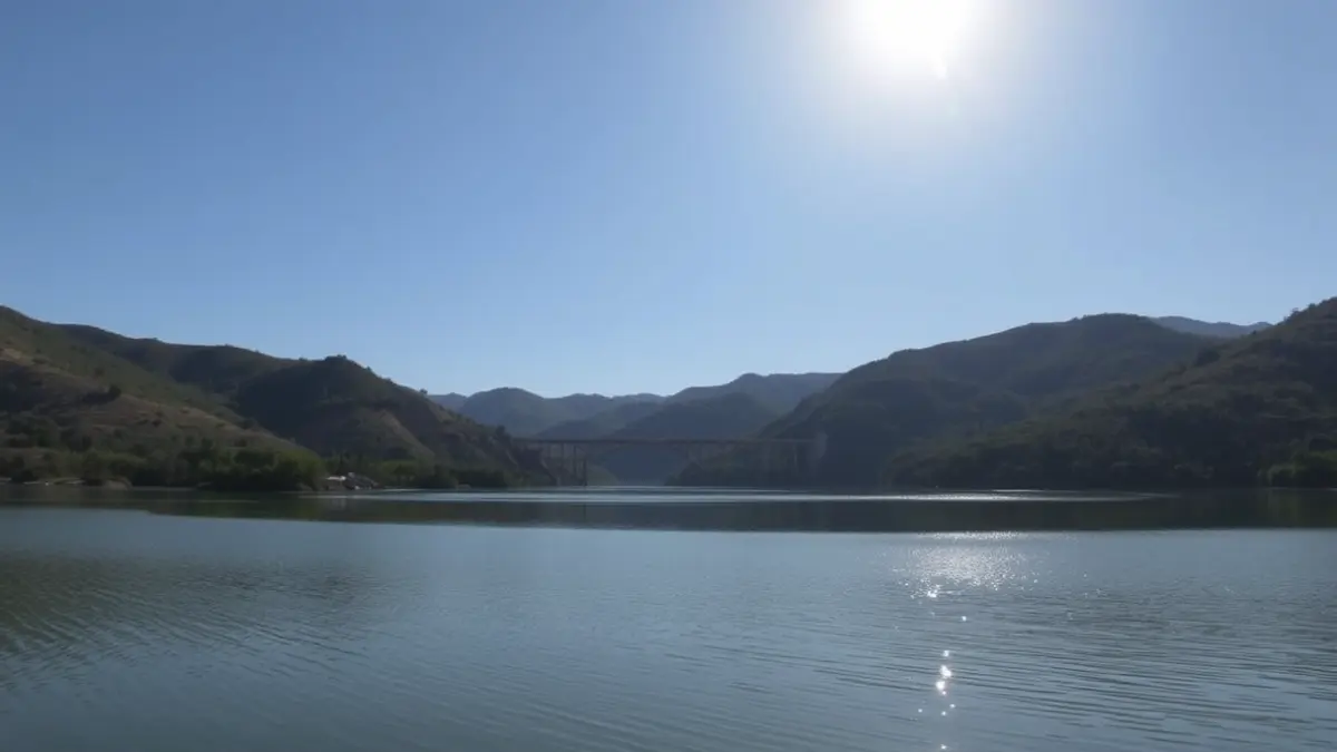 Imagen genérica de un embalse lleno en un paisaje andaluz.