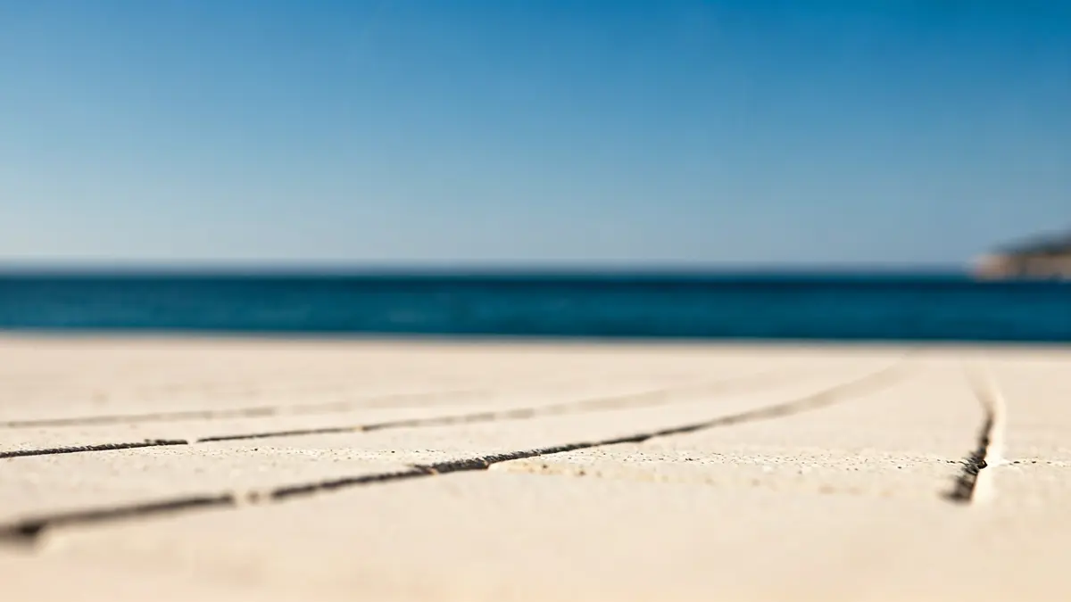 Imagen genérica de un sendero costero moderno con vistas al mar Mediterráneo.