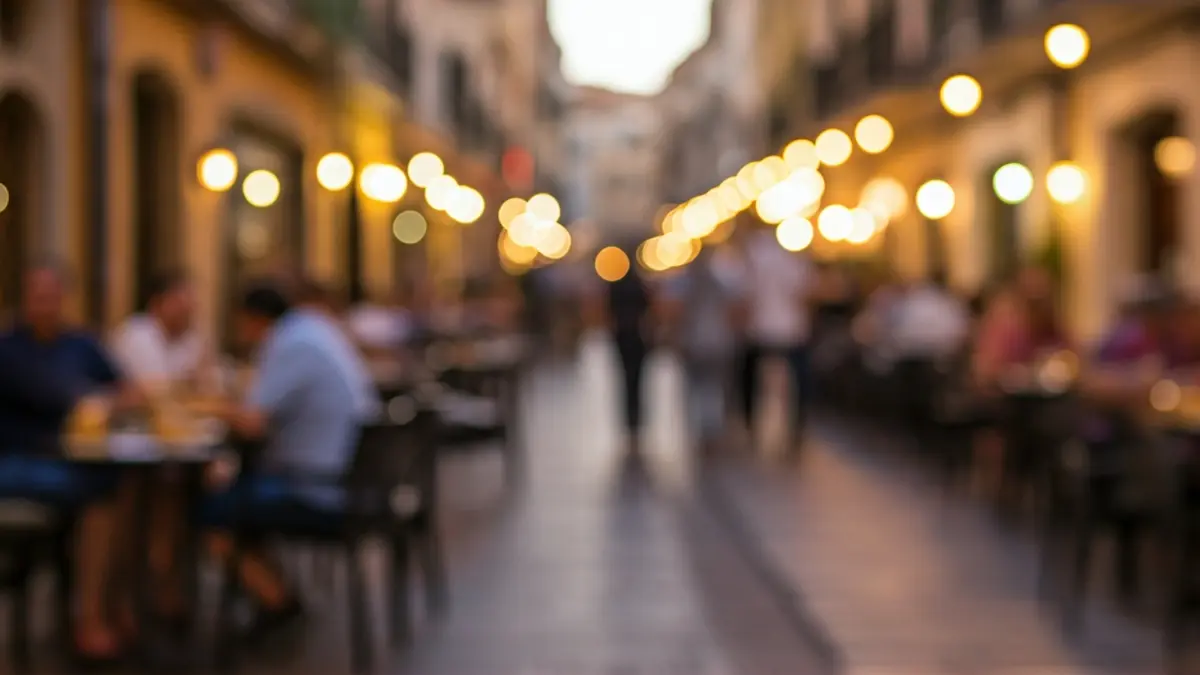 Imagen de personas disfrutando de tapas en un ambiente festivo en Estepona.