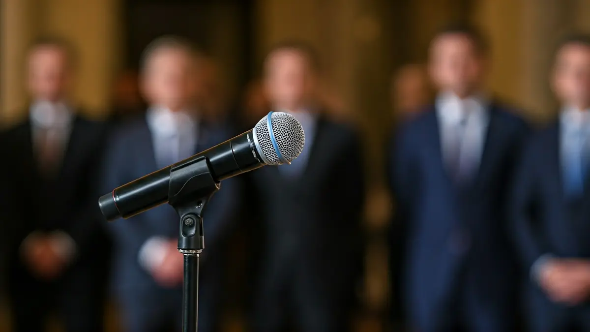 Imagen genérica de un micrófono en un podio, simbolizando un evento político o una declaración pública.