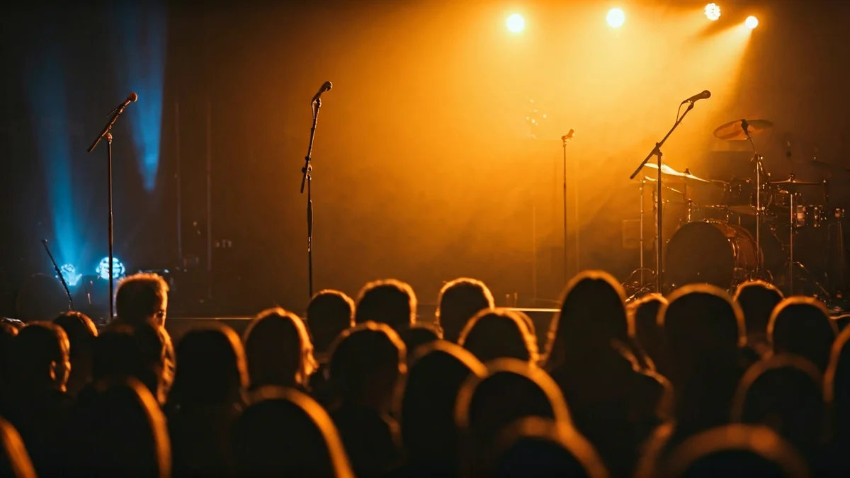 Imagen genérica de un concierto de pop-rock con un escenario iluminado y un micrófono.