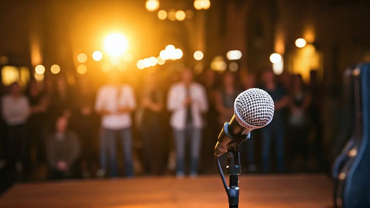 Imagen genérica de un micrófono en un escenario, simbolizando una entrevista o concierto.