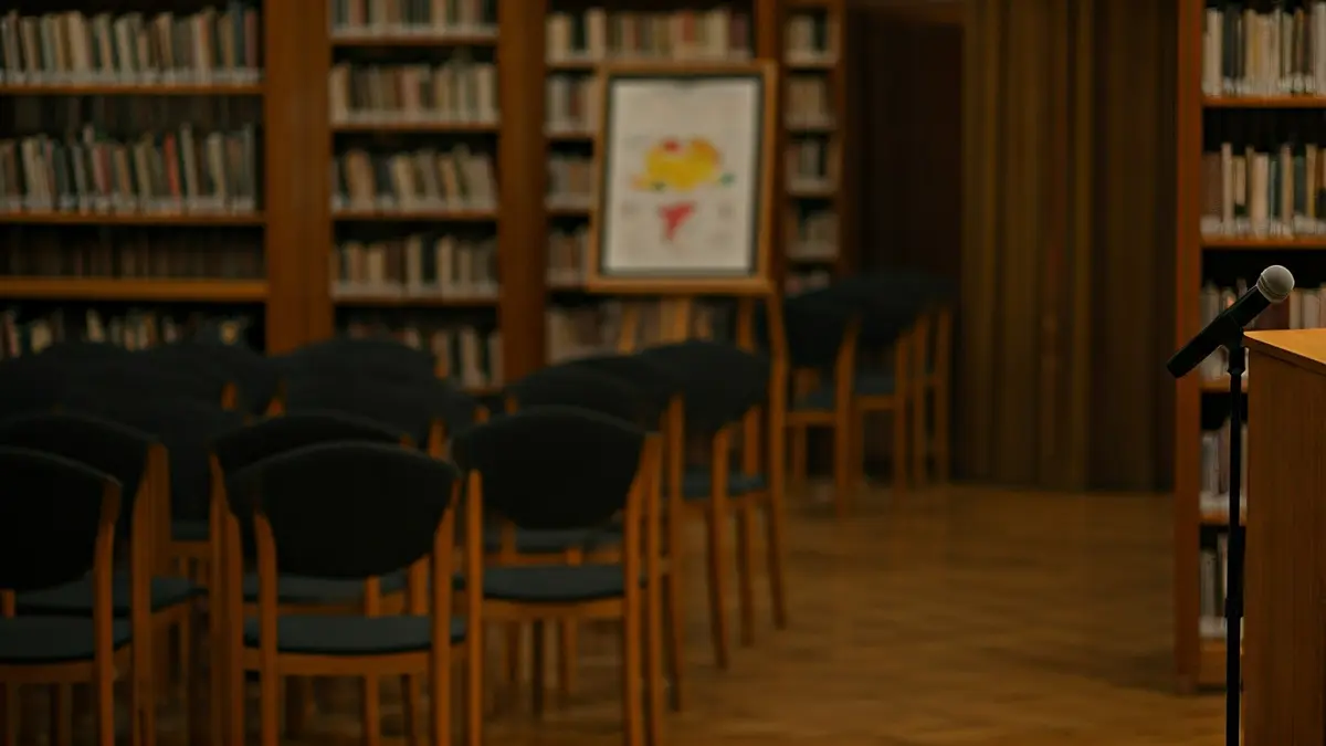 Imagen genérica de un espacio cultural o biblioteca, con un micrófono y sillas, evocando un ambiente de presentación o taller.