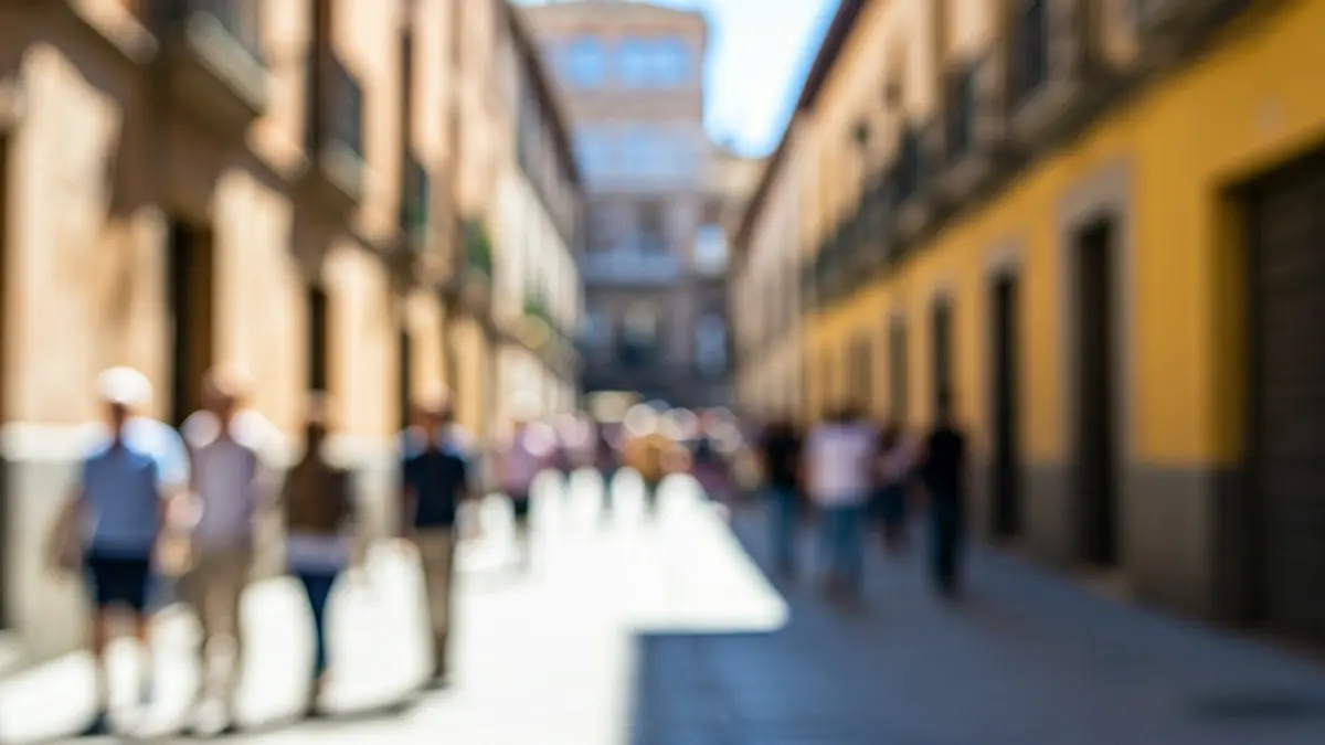 Imagen de una calle animada en Granada durante la Semana Santa, con edificios tradicionales y ambiente festivo.