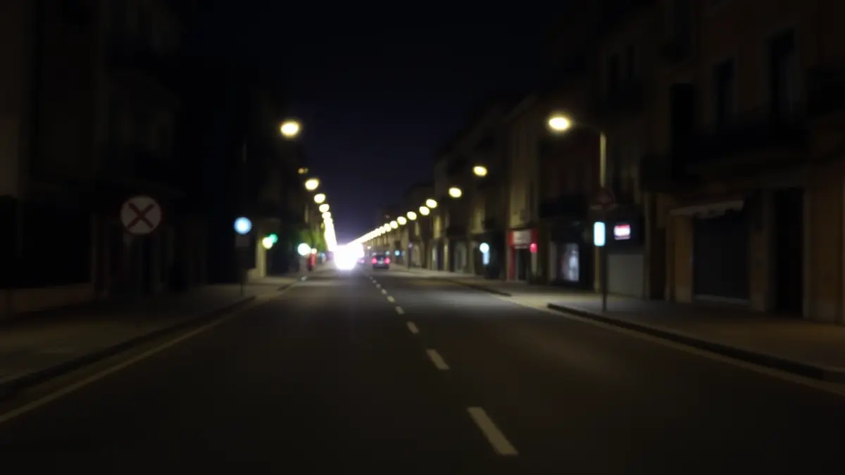 Imagen genérica de una calle oscura en una ciudad mediterránea por la noche, con luces borrosas, evocando un apagón.