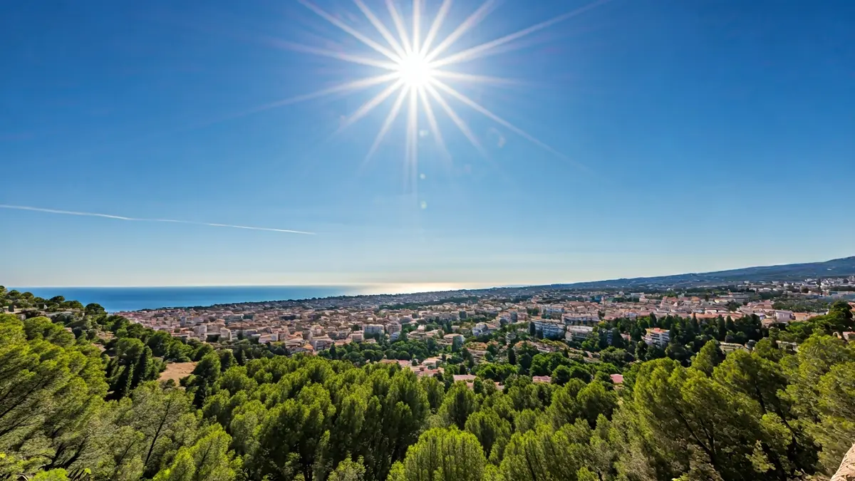 Imagen genérica de un cielo despejado y soleado sobre un paisaje mediterráneo.