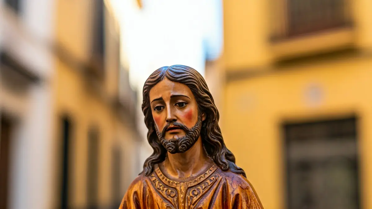 Imagen de una pequeña talla religiosa, representando la Semana Santa Chica de Hornachuelos.