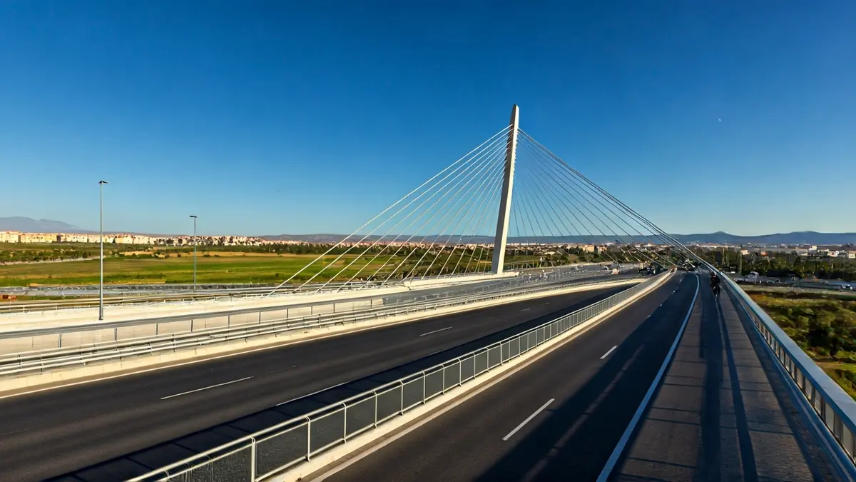 Pedestrian and cycling bridge over the Supernorte Ring Road (SE-20) in San Jerónimo, Seville.