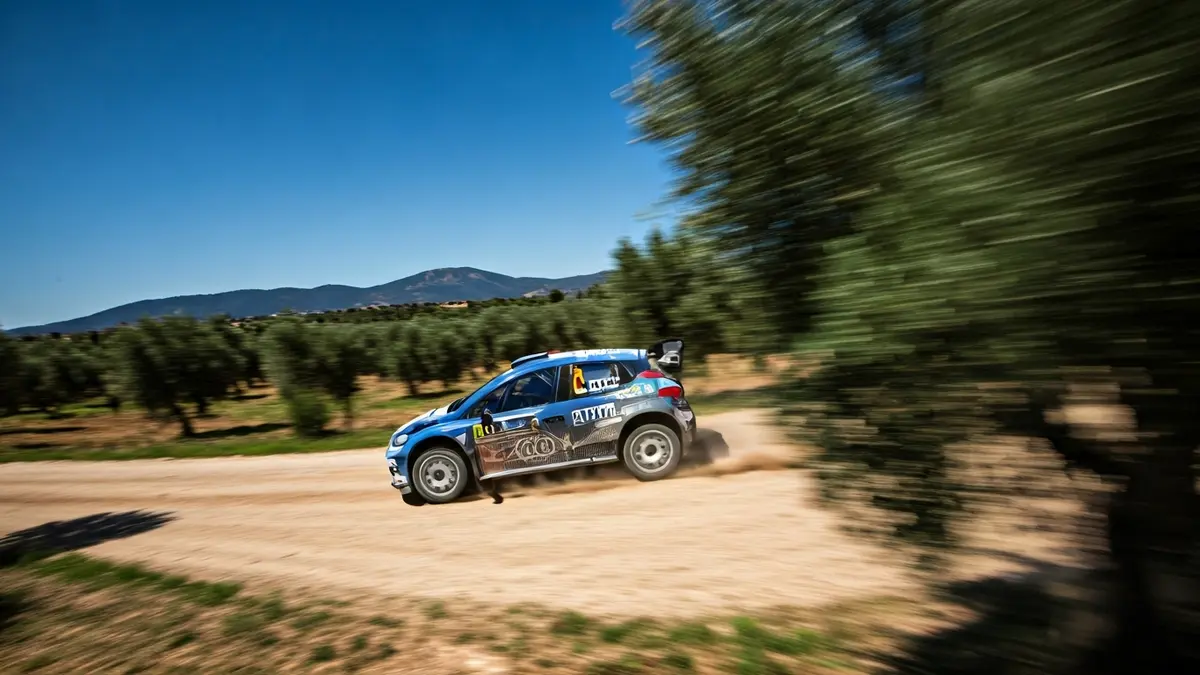 Imagen de un coche de rally en un olivar de Jaén.