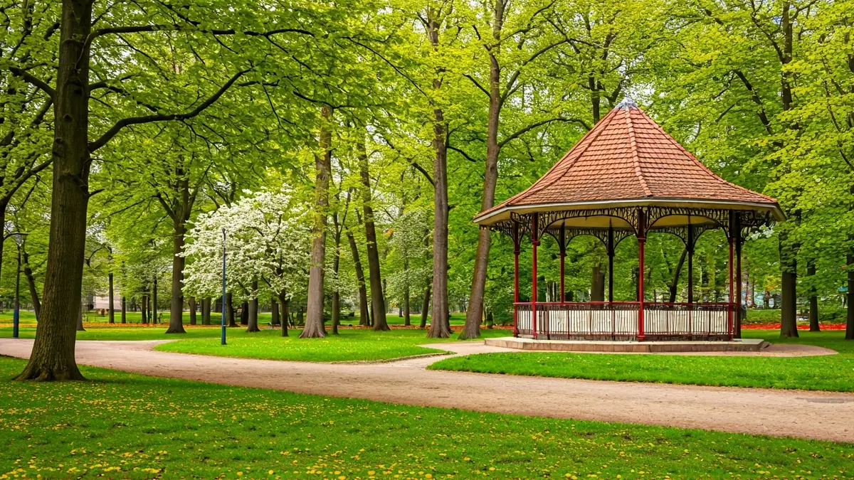 Imagen genérica de un quiosco de música vacío en un parque durante la primavera.