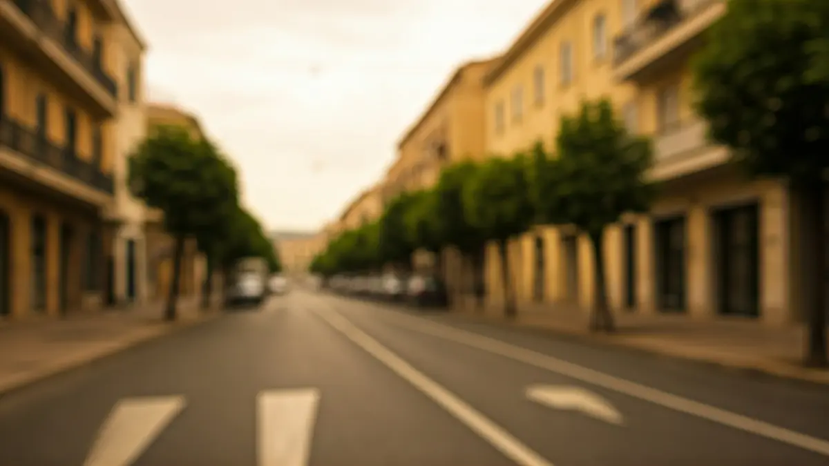 Imagen de una calle de Granada con calima y cielo nublado.