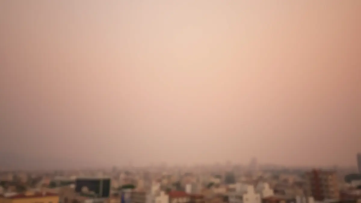 Imagen genérica de un cielo con calima sobre una ciudad mediterránea.