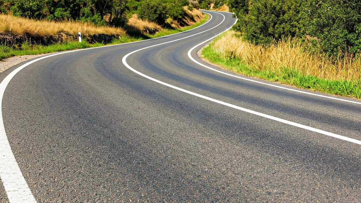 Imagen genérica de una carretera en buen estado en un entorno rural andaluz.