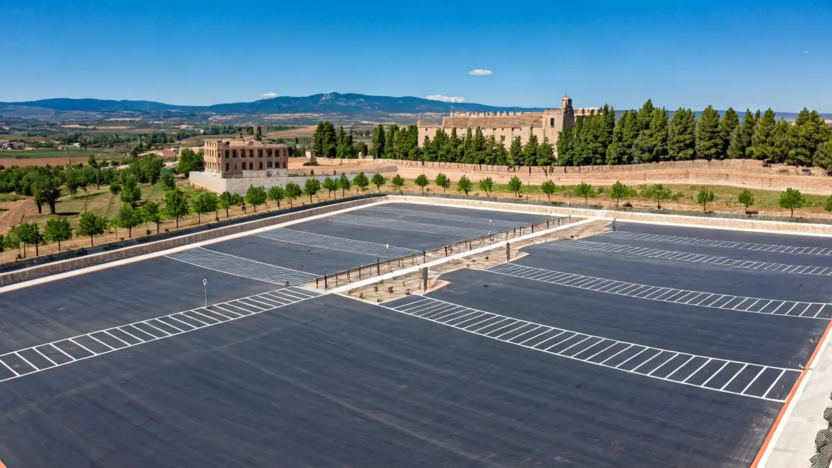 Vista aérea de un aparcamiento recién acondicionado en La Rábida, Huelva, con zonas verdes y vegetación autóctona.
