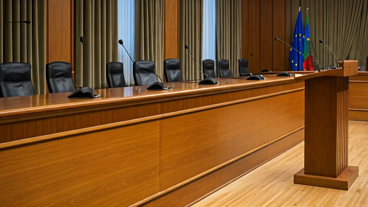 Imagen genérica de una sala de plenos o reunión institucional.