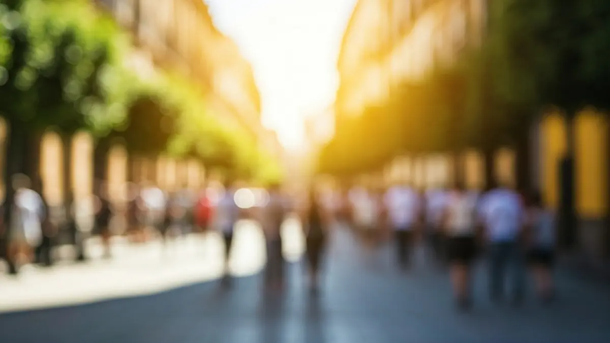 Imagen de la Feria de Abril en Sevilla bajo un sol intenso.