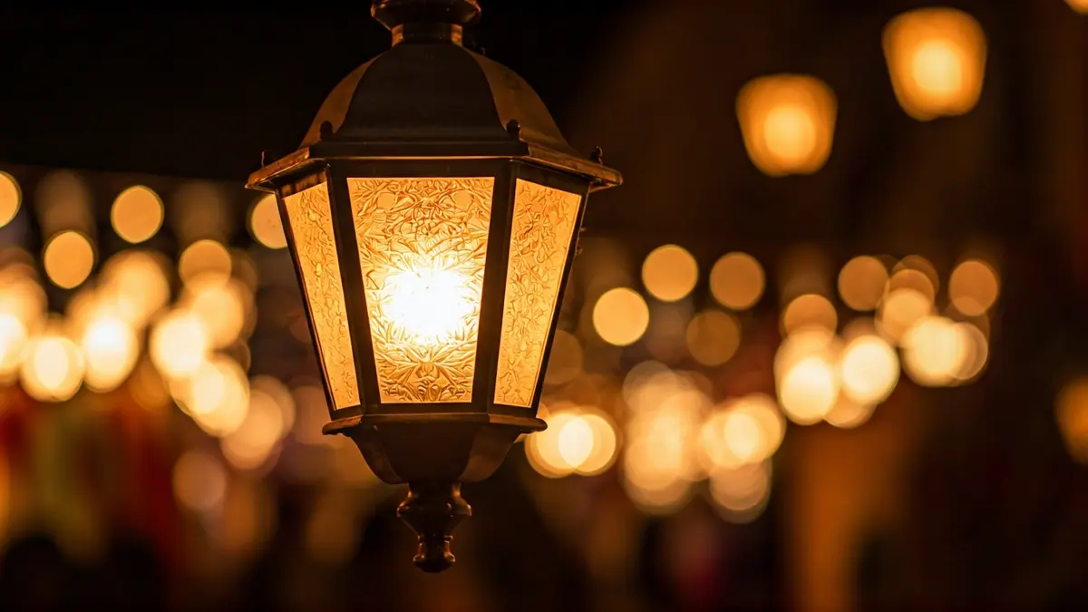 Imagen genérica de un farolillo de feria andaluza, con luces festivas de fondo.
