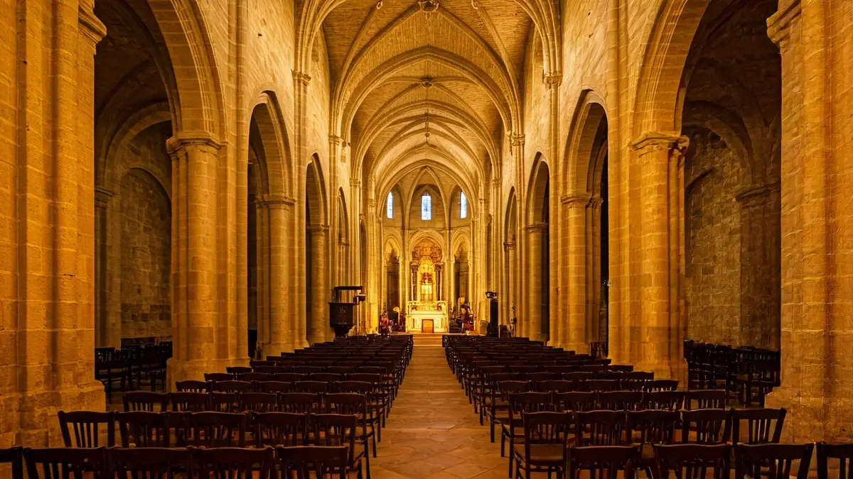 Interior de la iglesia de la Magdalena en Córdoba, preparada para eventos culturales.