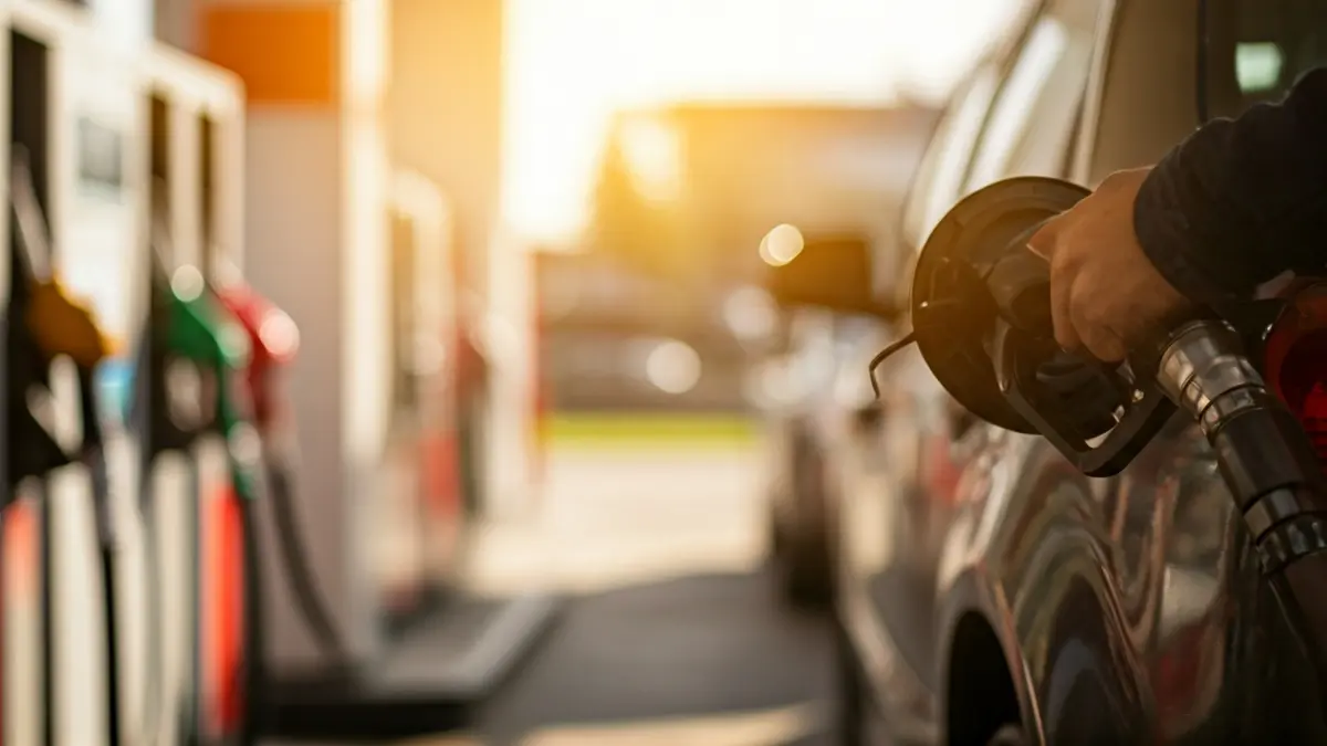 Imagen genérica de una manguera de combustible en una gasolinera.