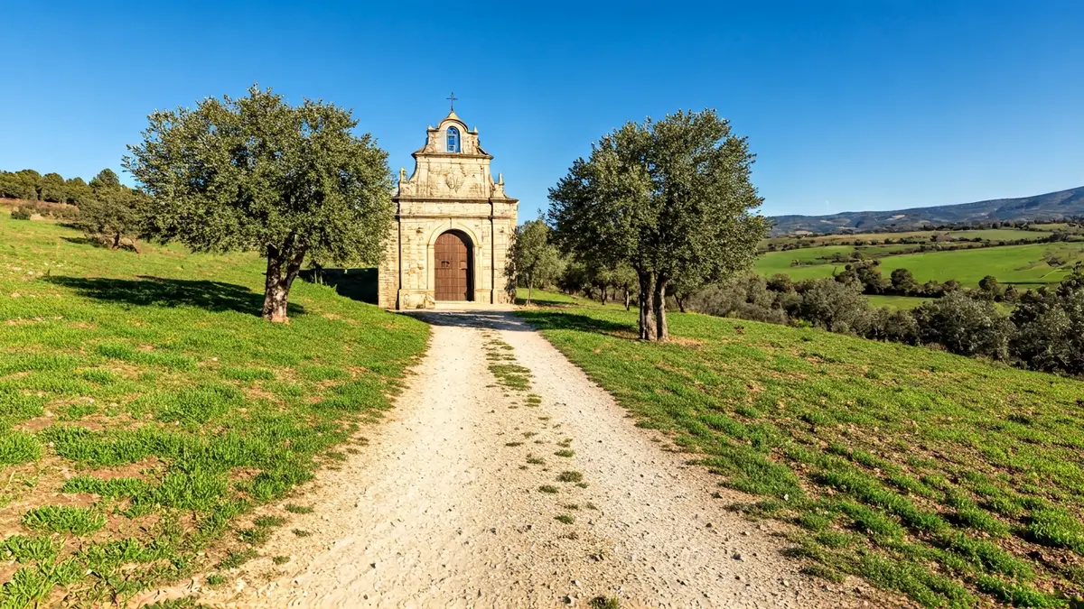 Image of a hermitage in the Andalusian countryside, surrounded by nature.