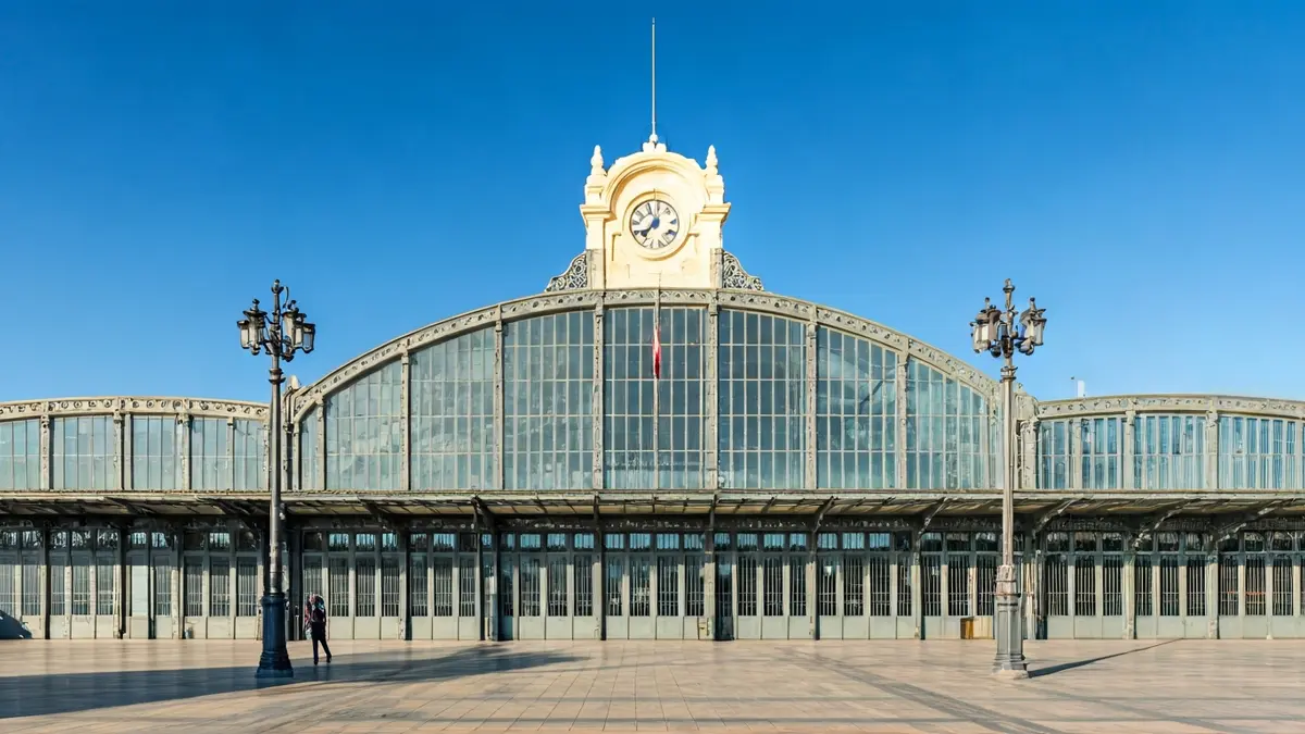 Fachada de la histórica estación de tren de Almería, con su estructura de hierro y cristal.