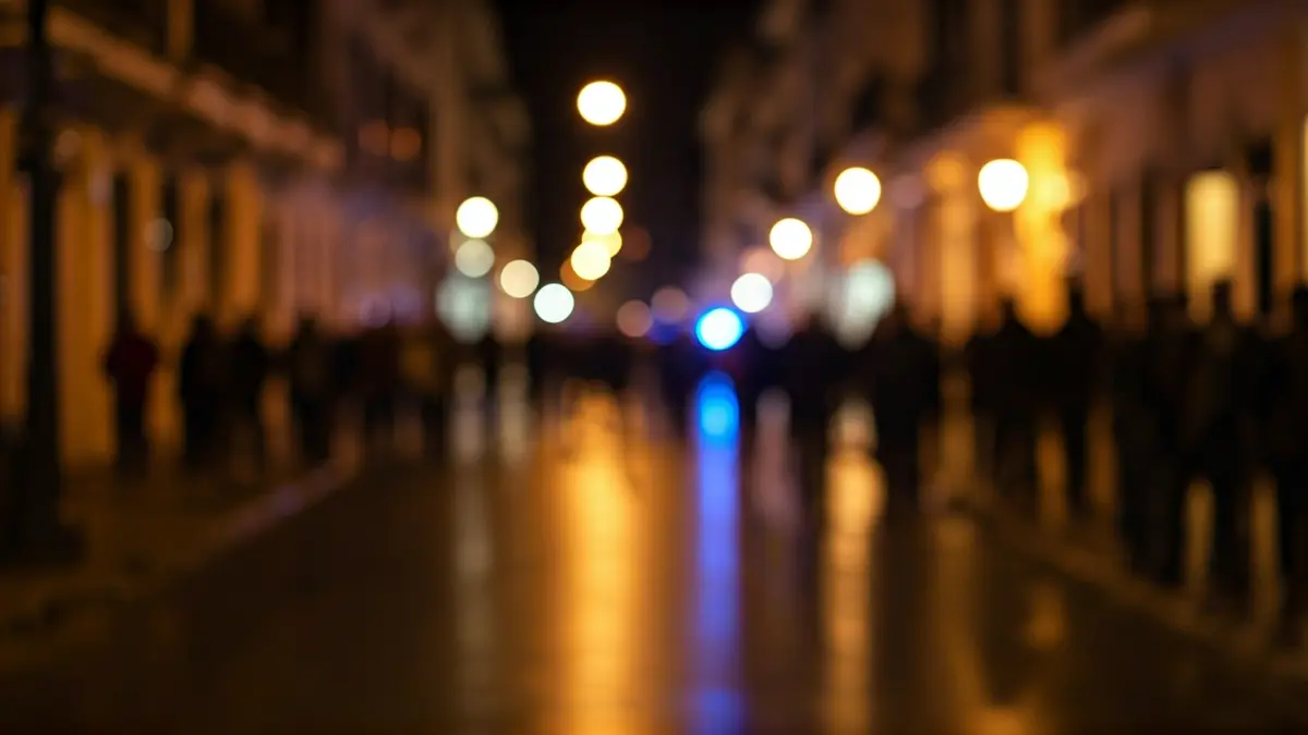 Imagen genérica de luces de emergencia reflejadas en una calle mojada por la noche.