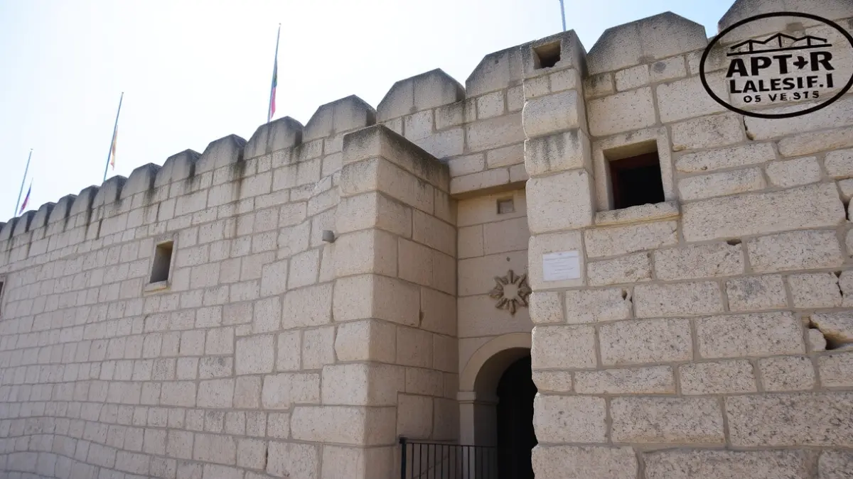 Imagen de antiguas fortificaciones de piedra bajo el sol mediterráneo.