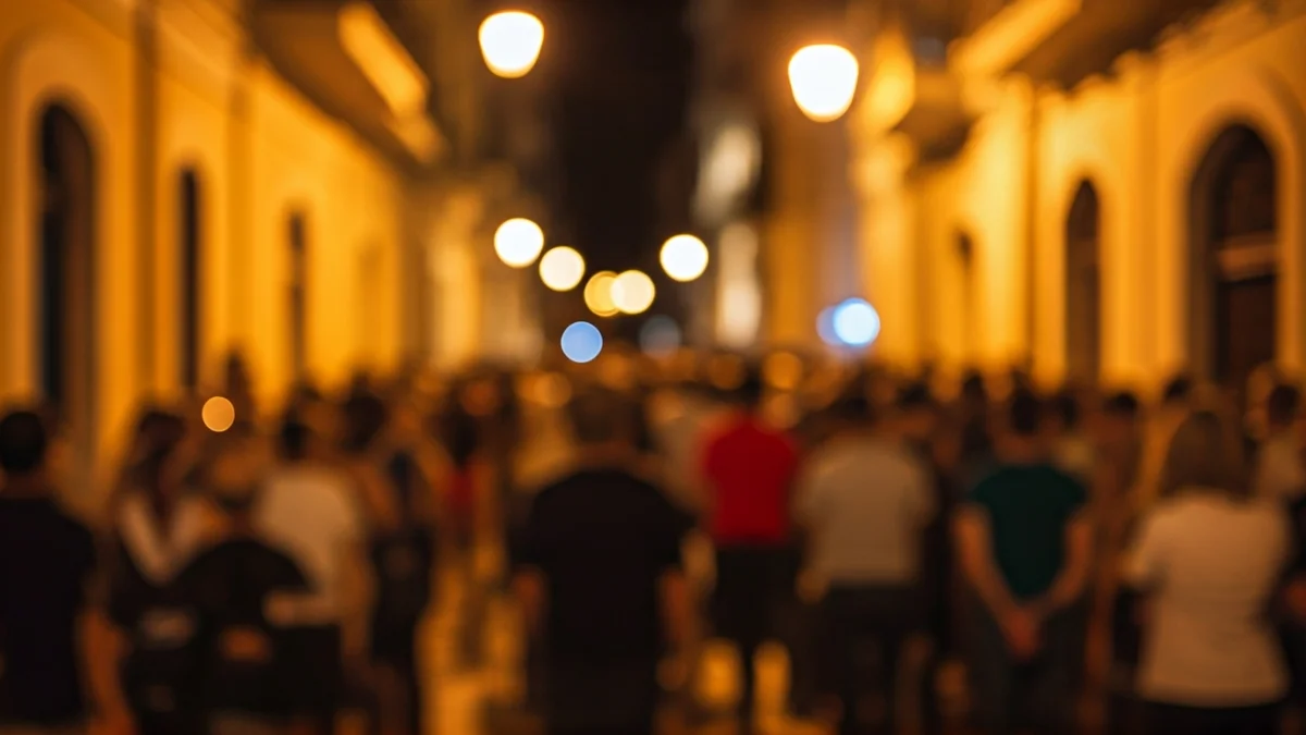 Imagen genérica de una multitud esperando en una calle estrecha durante una celebración nocturna.