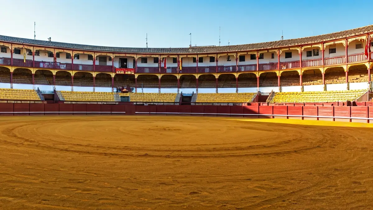 Imagen genérica de una plaza de toros vacía bajo el sol de la tarde.