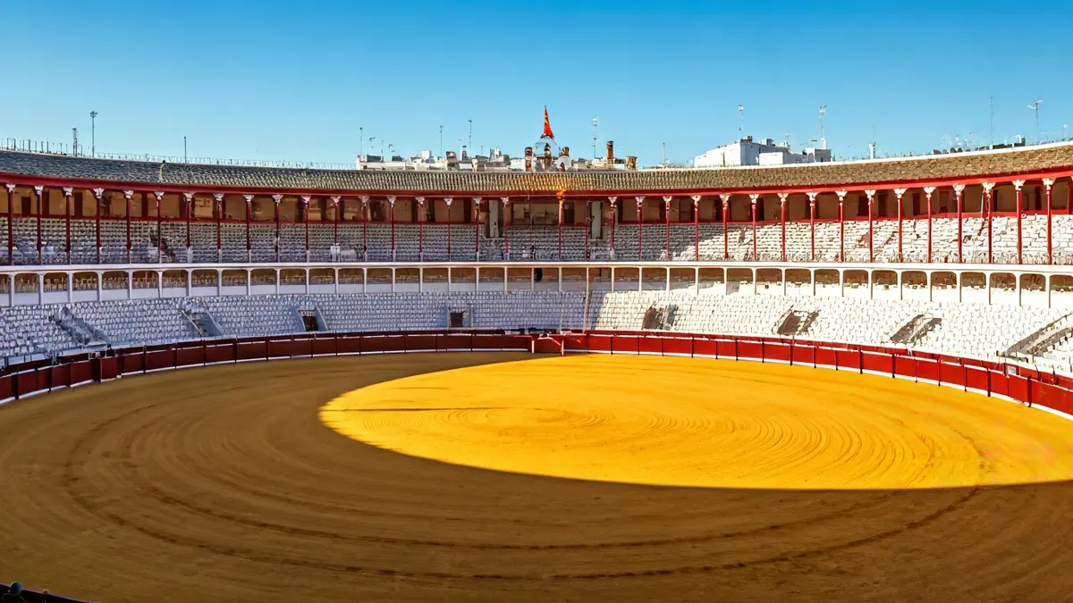 Imagen de una plaza de toros vacía en Sevilla, lista para un evento taurino.