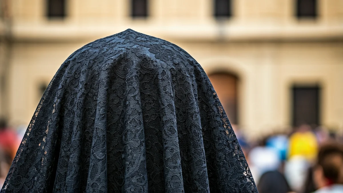 Imagen genérica de una mantilla negra sobre una peineta española.