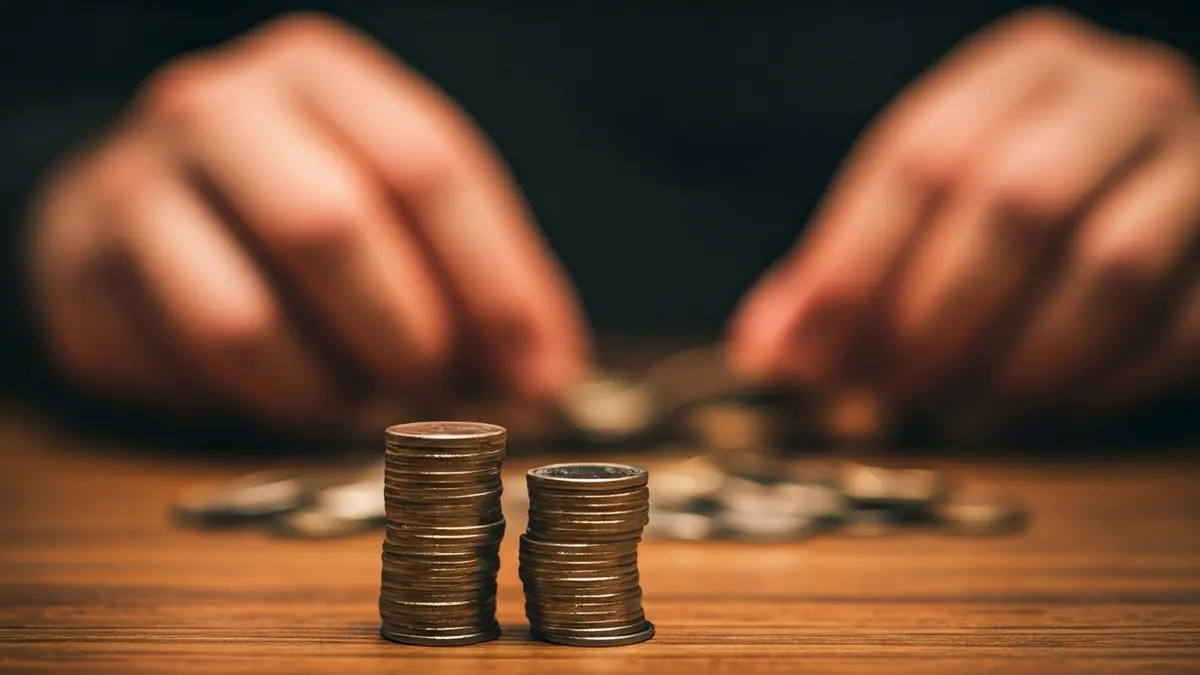 Imagen genérica de monedas y manos, simbolizando la dificultad económica.