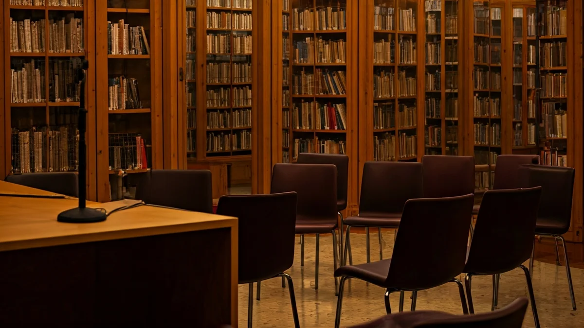 Imagen genérica de un archivo o biblioteca con estanterías y un ambiente de estudio.