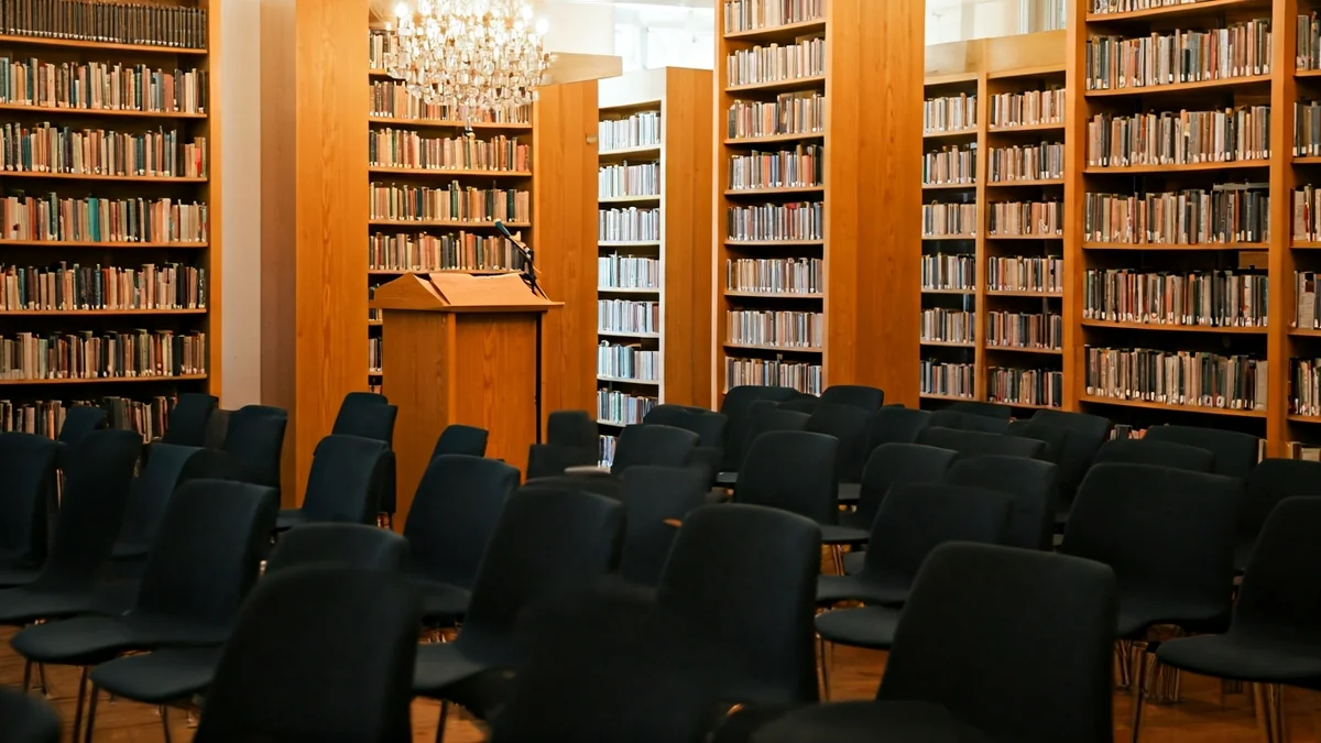 Imagen genérica de una sala de proyecciones o un aula universitaria con un ambiente cálido y acogedor.