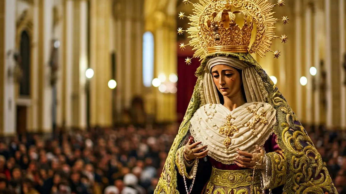 Imagen de una figura mariana con vestimentas bordadas en el interior de una iglesia andaluza.
