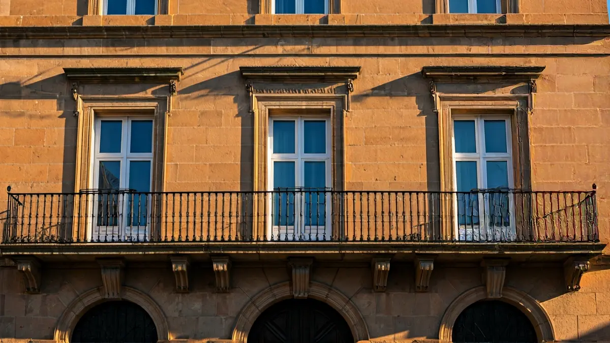 Fachada de un ayuntamiento andaluz con balcón y luz solar