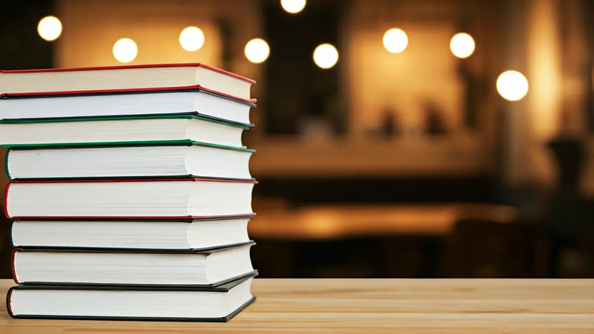 Imagen genérica de libros apilados en una mesa, simbolizando la literatura y la escritura.
