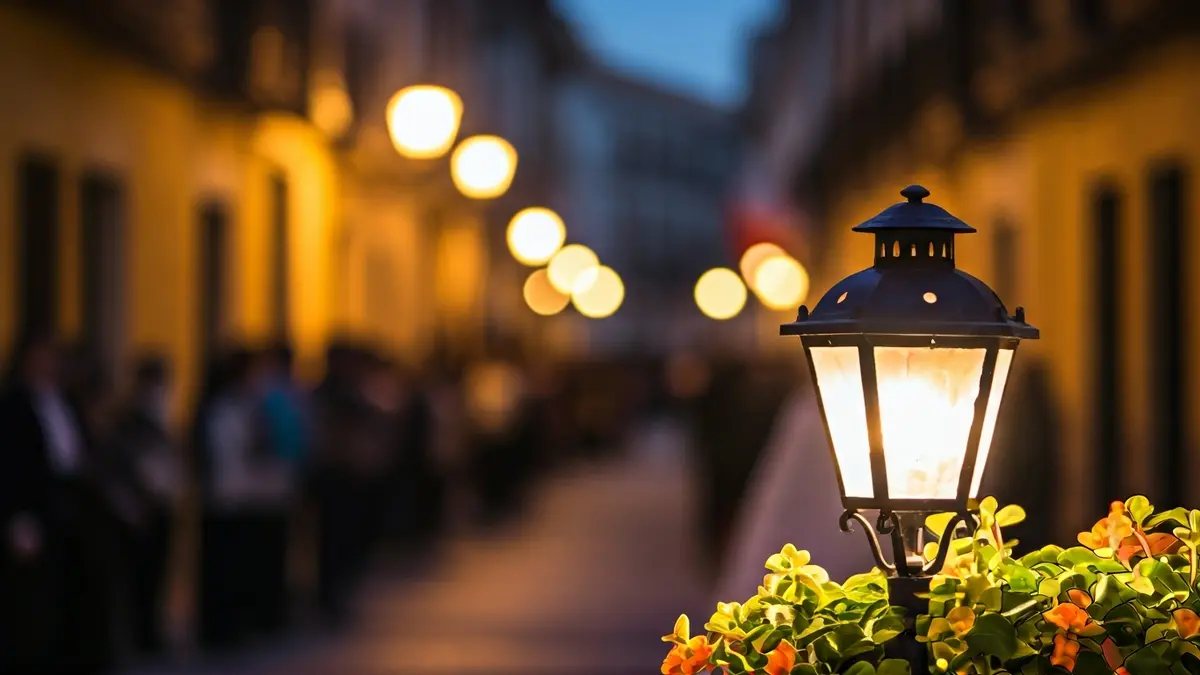Imagen genérica de una calle andaluza durante la Semana Santa, con luces cálidas y ambiente festivo.