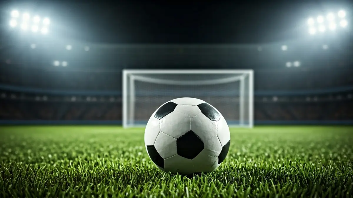 Imagen genérica de un balón de fútbol en el césped de un estadio.