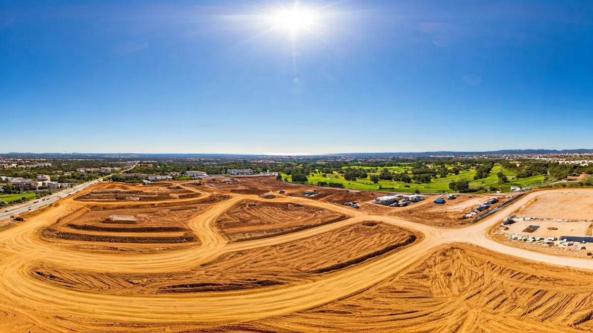 Vista aérea de un terreno en Málaga donde se proyecta una nueva urbanización con viviendas y un campo de golf.
