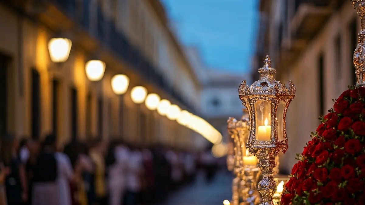 Imagen de elementos florales y velas de la Semana Santa de Málaga.
