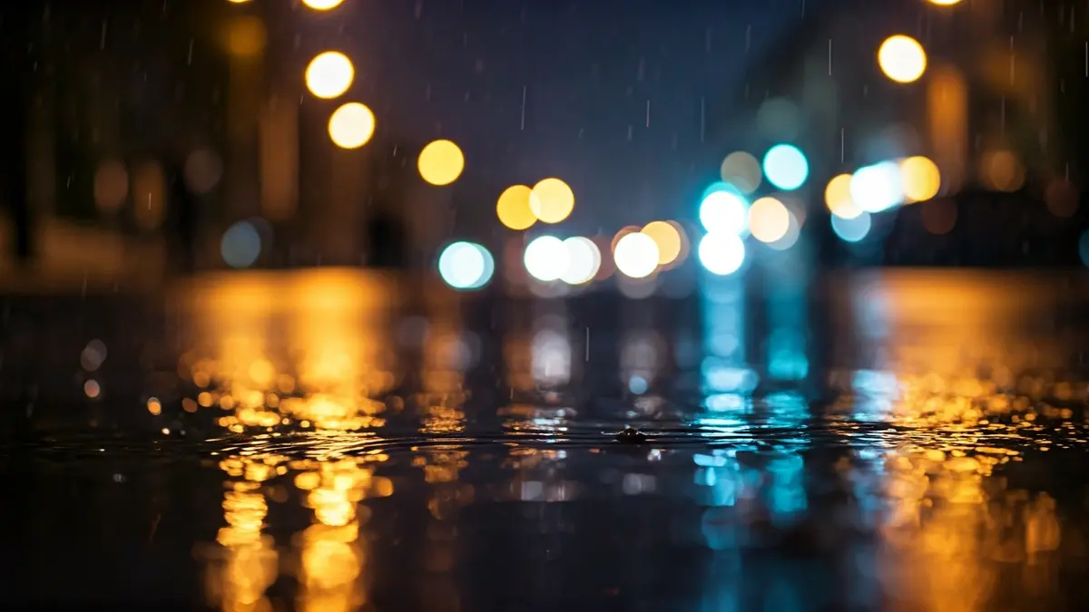 Imagen genérica de gotas de lluvia cayendo sobre un charco en el asfalto.