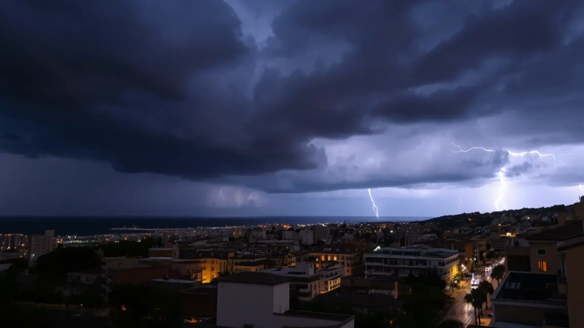 Imagen genérica de nubes de tormenta sobre una ciudad mediterránea.