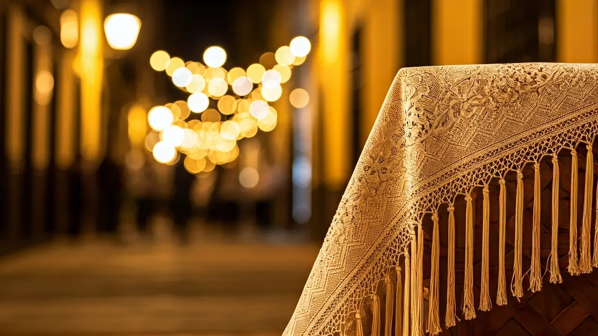 Mantoncillo tradicional andaluz, pieza clave de la moda flamenca.