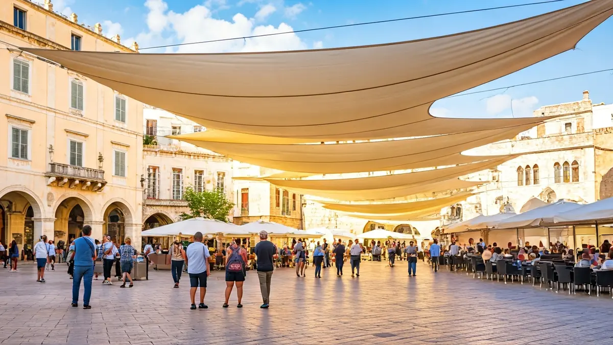 Imagen de un entoldado en una plaza pública de Maracena, proporcionando sombra y mejorando el confort.